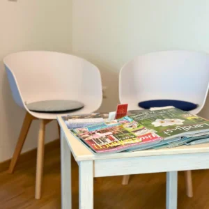 Wartebereich der Physiotherapiepraxis Mölders Marktplatz 1 in Rott a. Inn