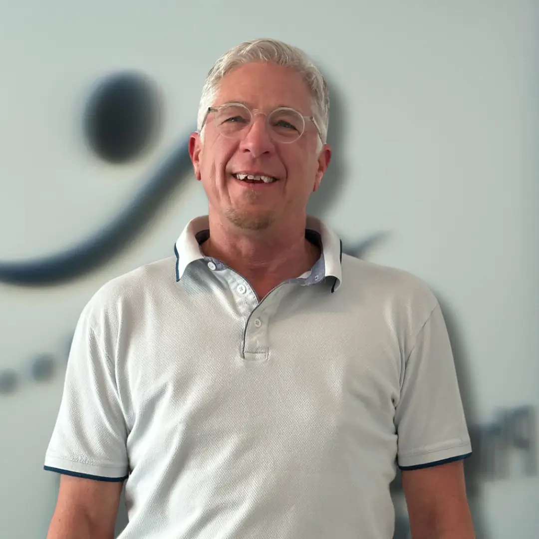 Physiotherapiepraxis Mölders Rott am Inn Aron Mölders blickt in die Kamera